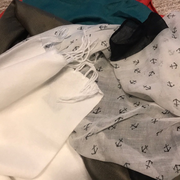 Assorted scarves - Picture 4 of 4